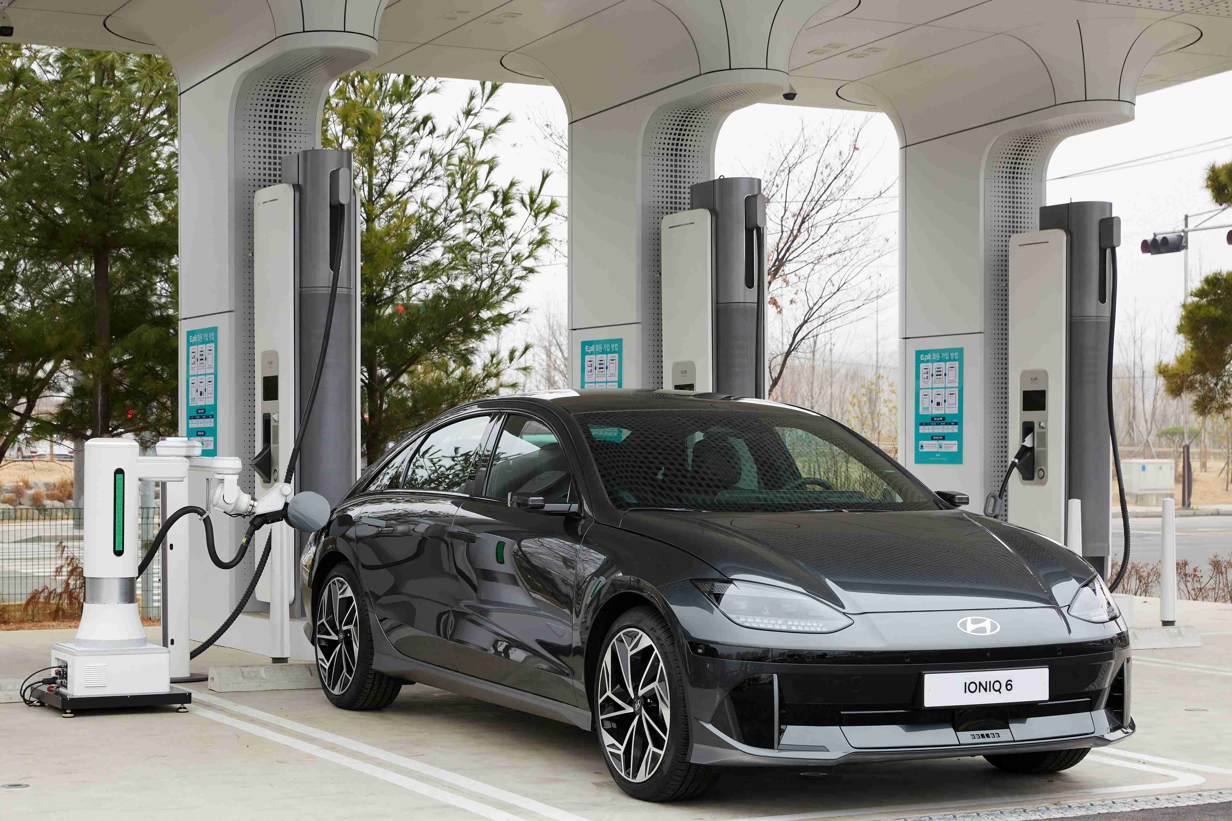 Hyundai Motor Group crea un robot que ayuda a recargar vehículos eléctricos